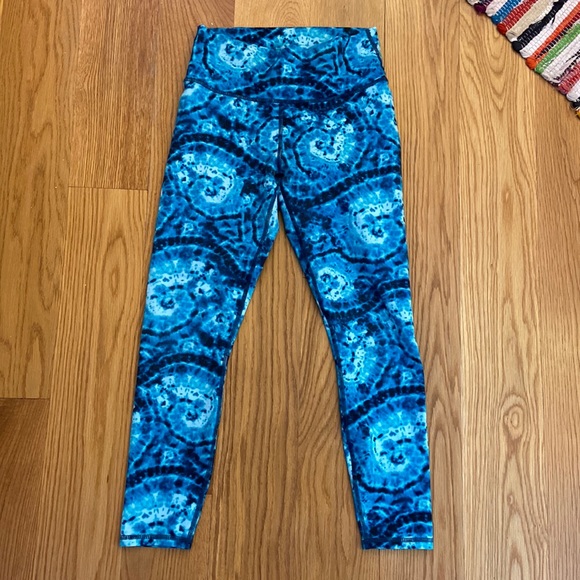 Tie dye blue fabletics leggings - Picture 2 of 2